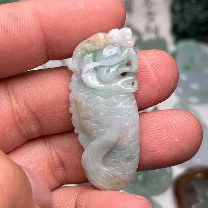 翡翠未镶嵌颈饰独占鳌头
