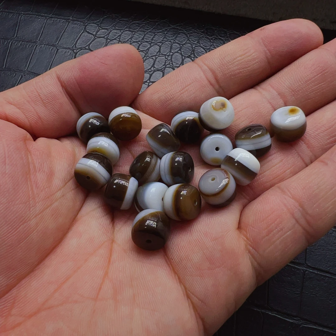 01 灰白皮缠丝玛瑙老型墩子，随机发2颗直径10.8对孔8.8左右