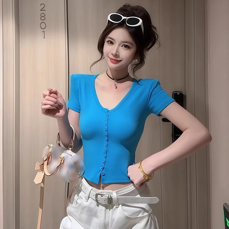 韩系独特漂亮V领单排扣短袖T恤女2025夏季新款正肩显瘦辣妹小上衣