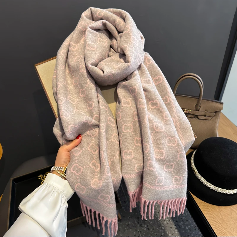 法国轻奢大牌羊绒围巾女秋冬加厚保暖时尚围脖红色本命年外搭披肩