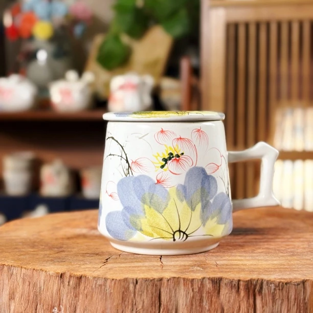 景德镇手绘釉中彩带盖办公杯400ml