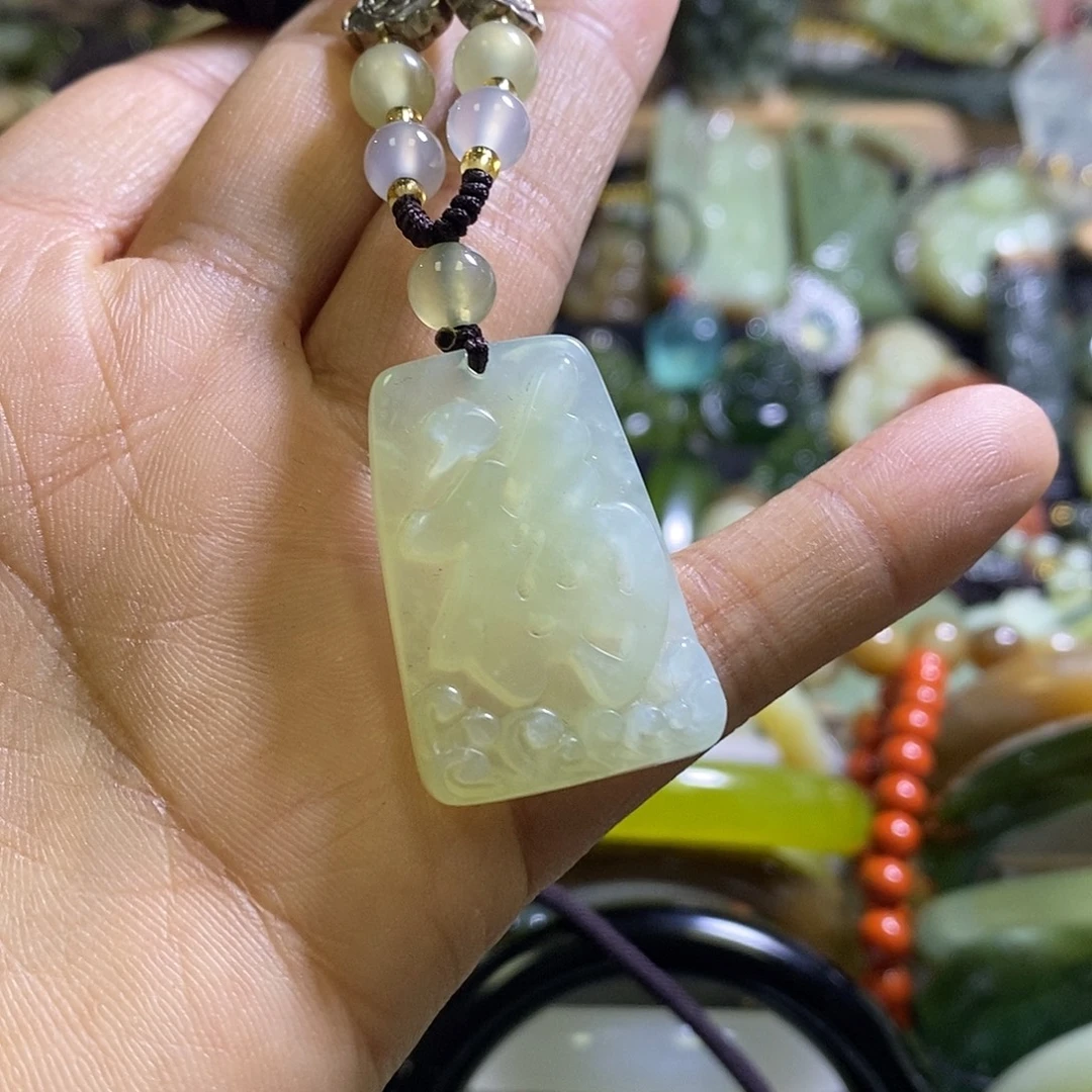 岫玉未镶嵌颈饰一个