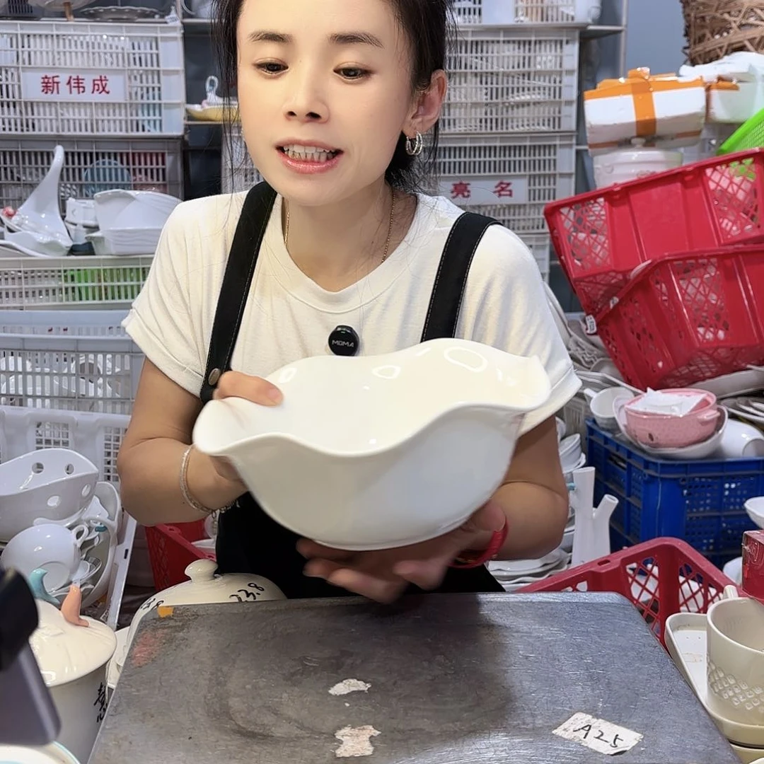 盘微瑕产品………花朵汤碗一个