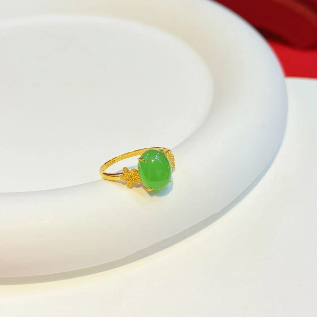 【红娘子】18K金五福花镶嵌8*10mm和田玉苹果绿旦面戒指HNZ9534