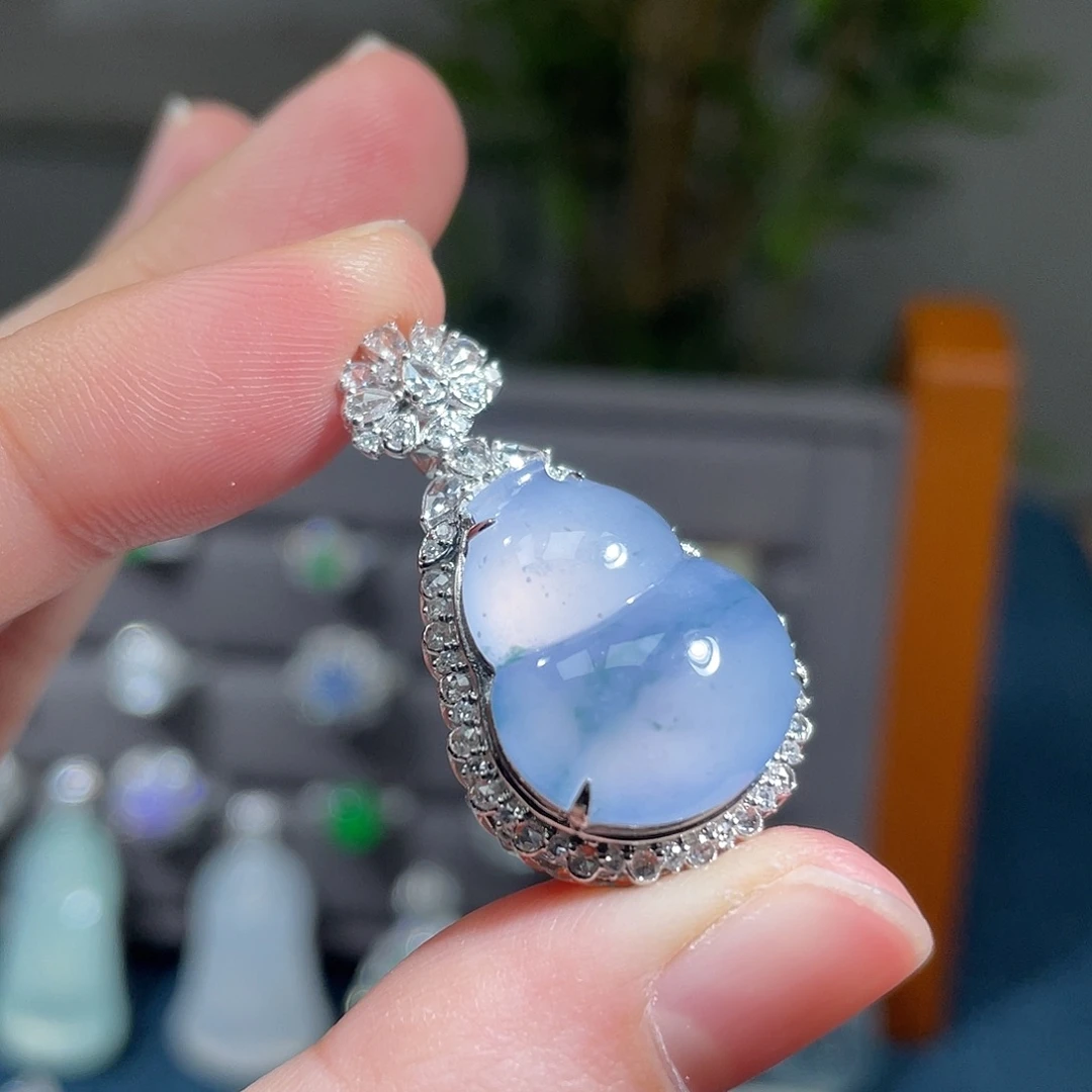 翡翠18K金镶嵌颈饰冰紫飘花葫芦