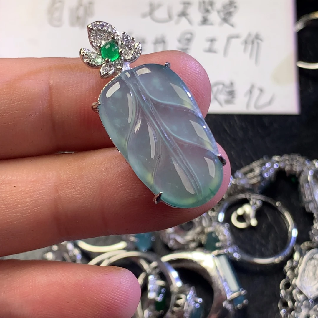 翡翠未镶嵌颈饰叶子