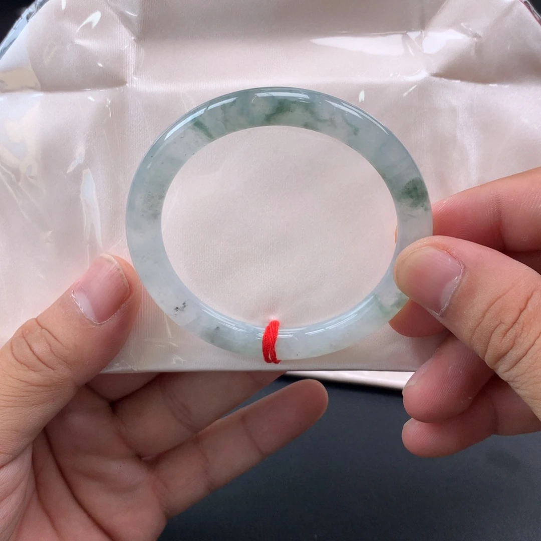 翡翠手镯未镶嵌翡翠