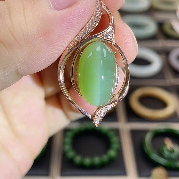 和田玉（碧玉）银S925镶嵌颈饰浅苹果绿