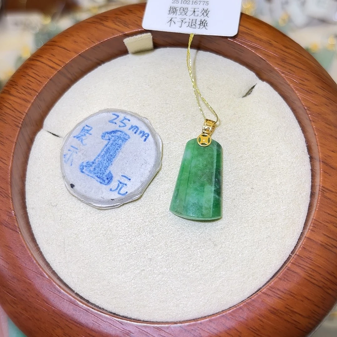 粒***儿翡翠18K金镶嵌颈饰无事牌