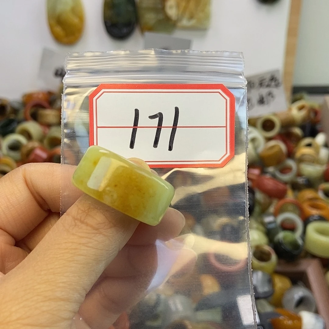 钮***妇蛇纹石玉未镶嵌戒指