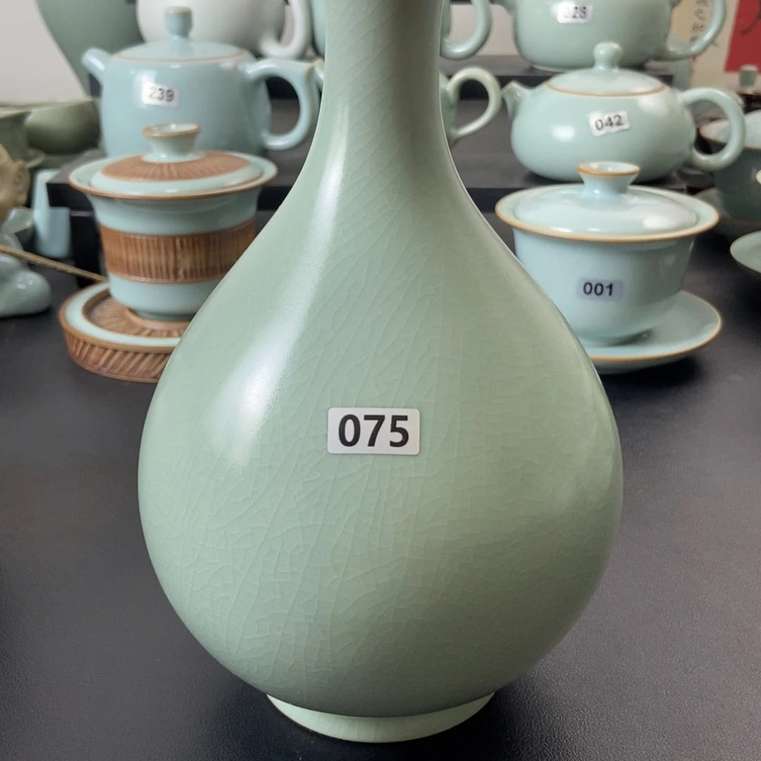 仿古釉水玉壶春瓶微瑕