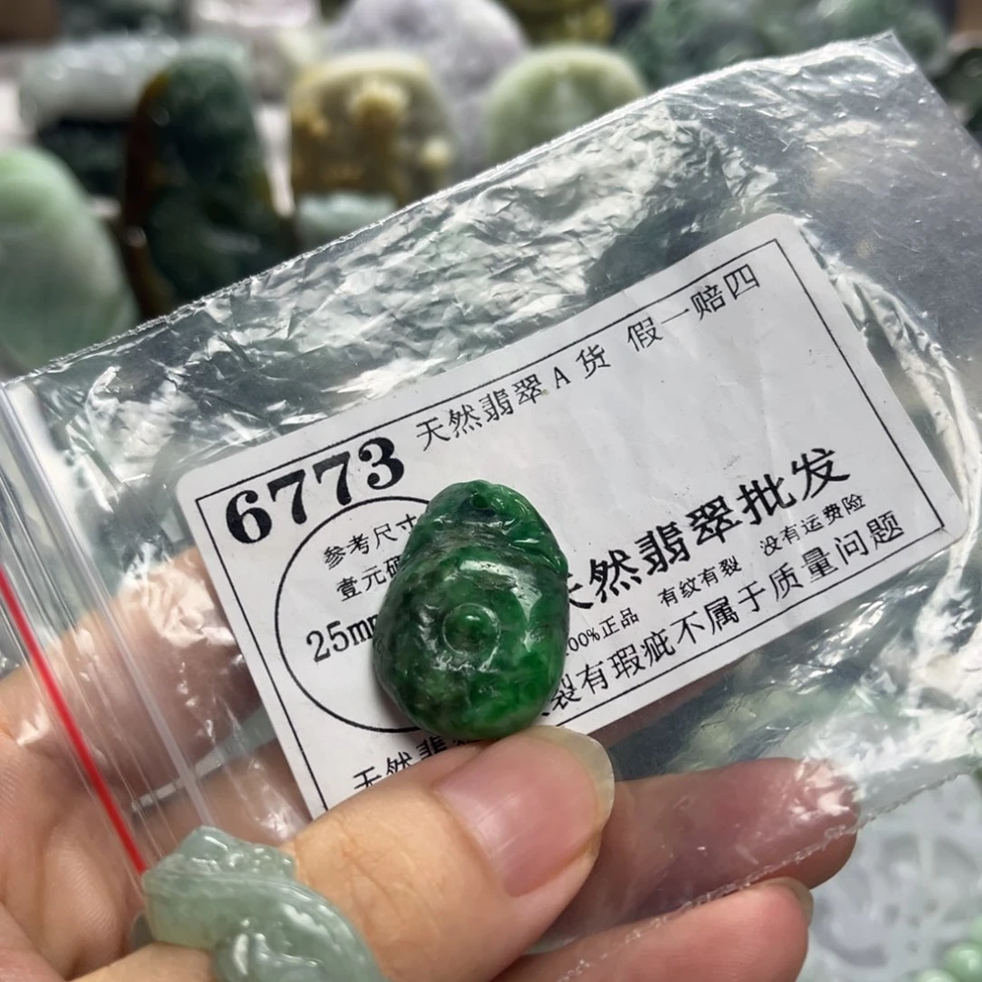 W***I翡翠未镶嵌颈饰6773