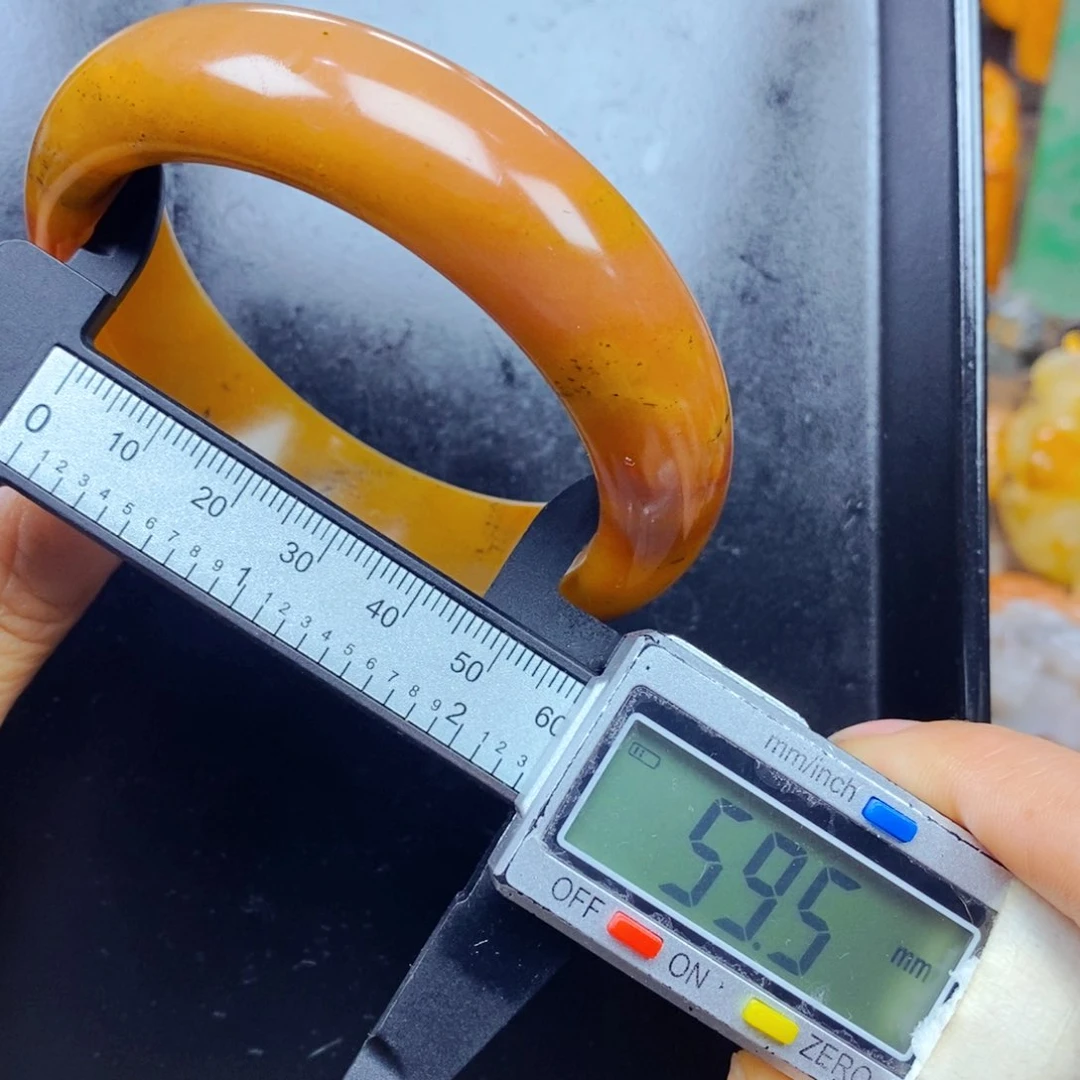 石英质玉（黄龙玉）未镶嵌颈饰