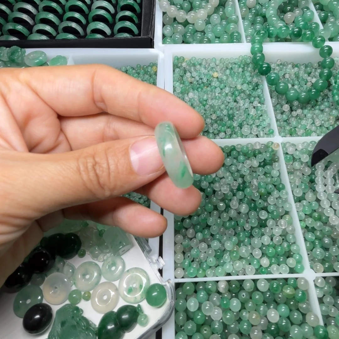 石英质玉（非洲翠）未镶嵌港码18号戒指有洒金