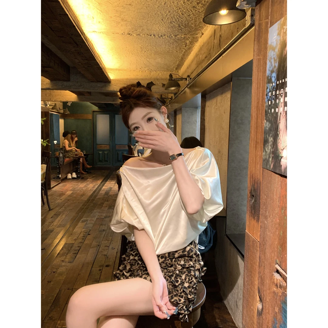 流光缎面设计感气质时尚斜肩上衣女夏季新款显瘦百搭宽松小衫