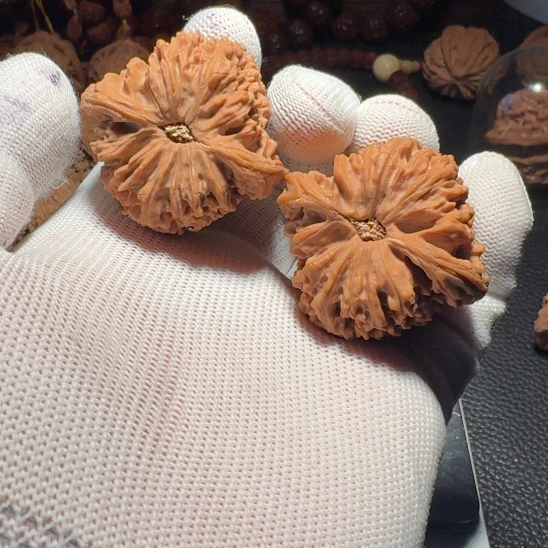 一***三文玩核桃吊坠有色差有黄