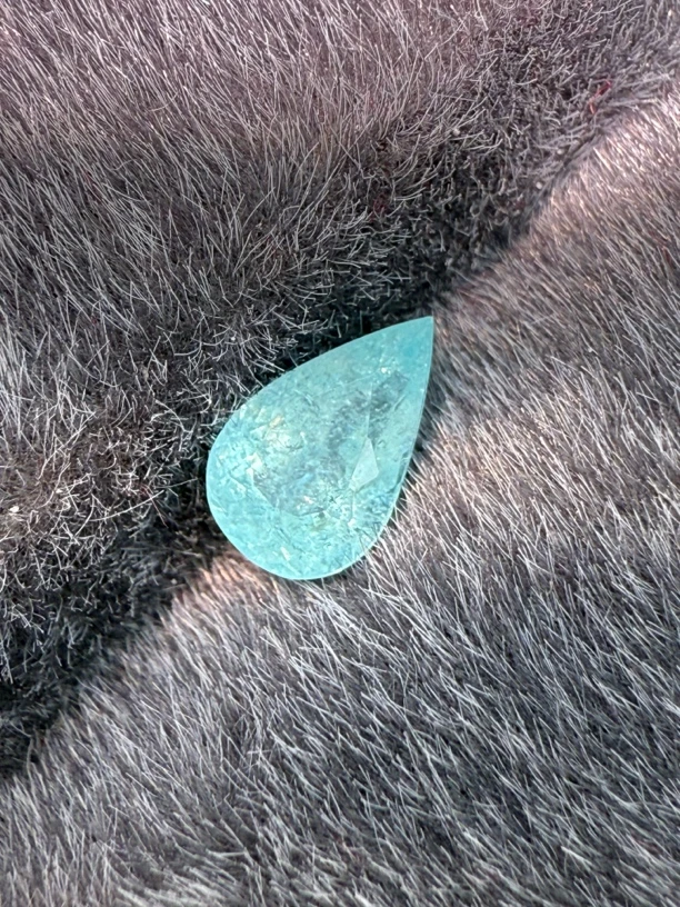 0.63ct天然帕拉伊巴裸石，颜色美艳，晶体微棉，尺寸7.3×4.6×3.2mm