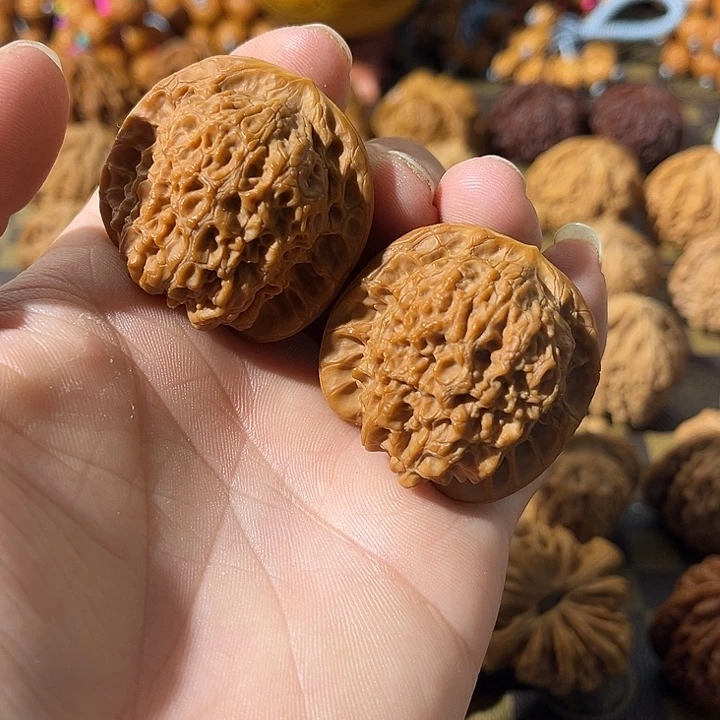 文玩核桃吊坠血麒麟