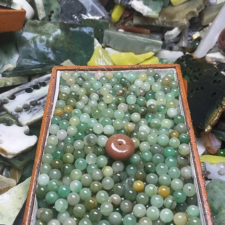 未镶嵌透闪石质玉珠宝奇石