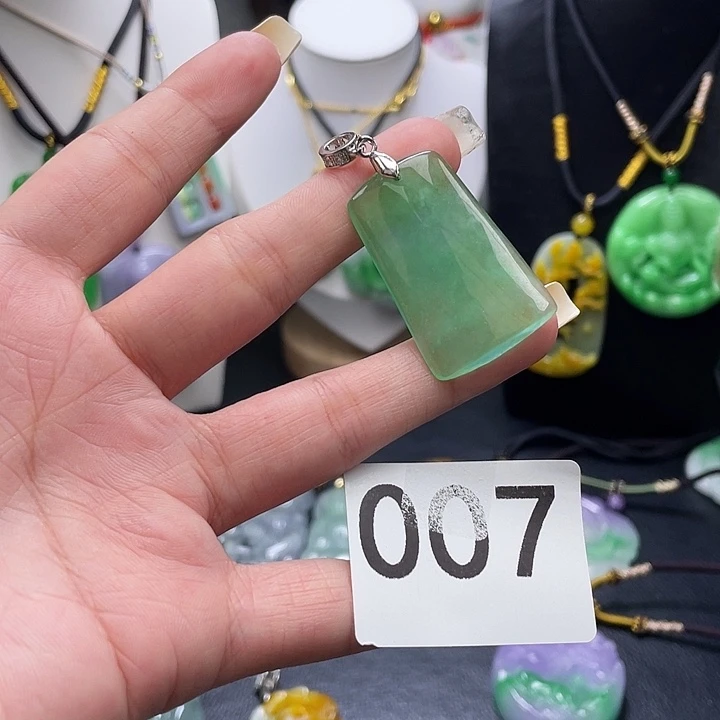 翡翠未镶嵌吊坠(赠链)
