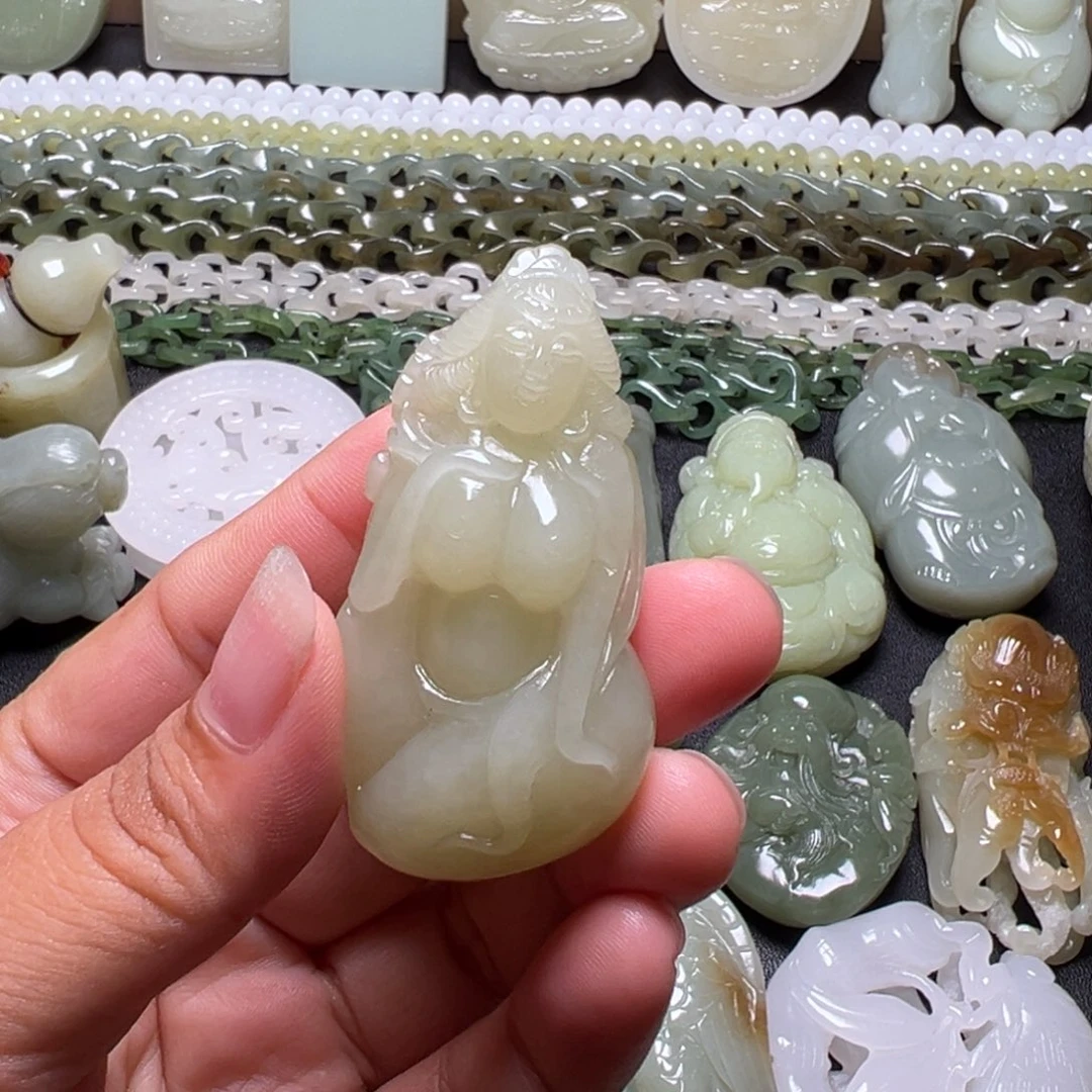 ****8和田玉未镶嵌颈饰