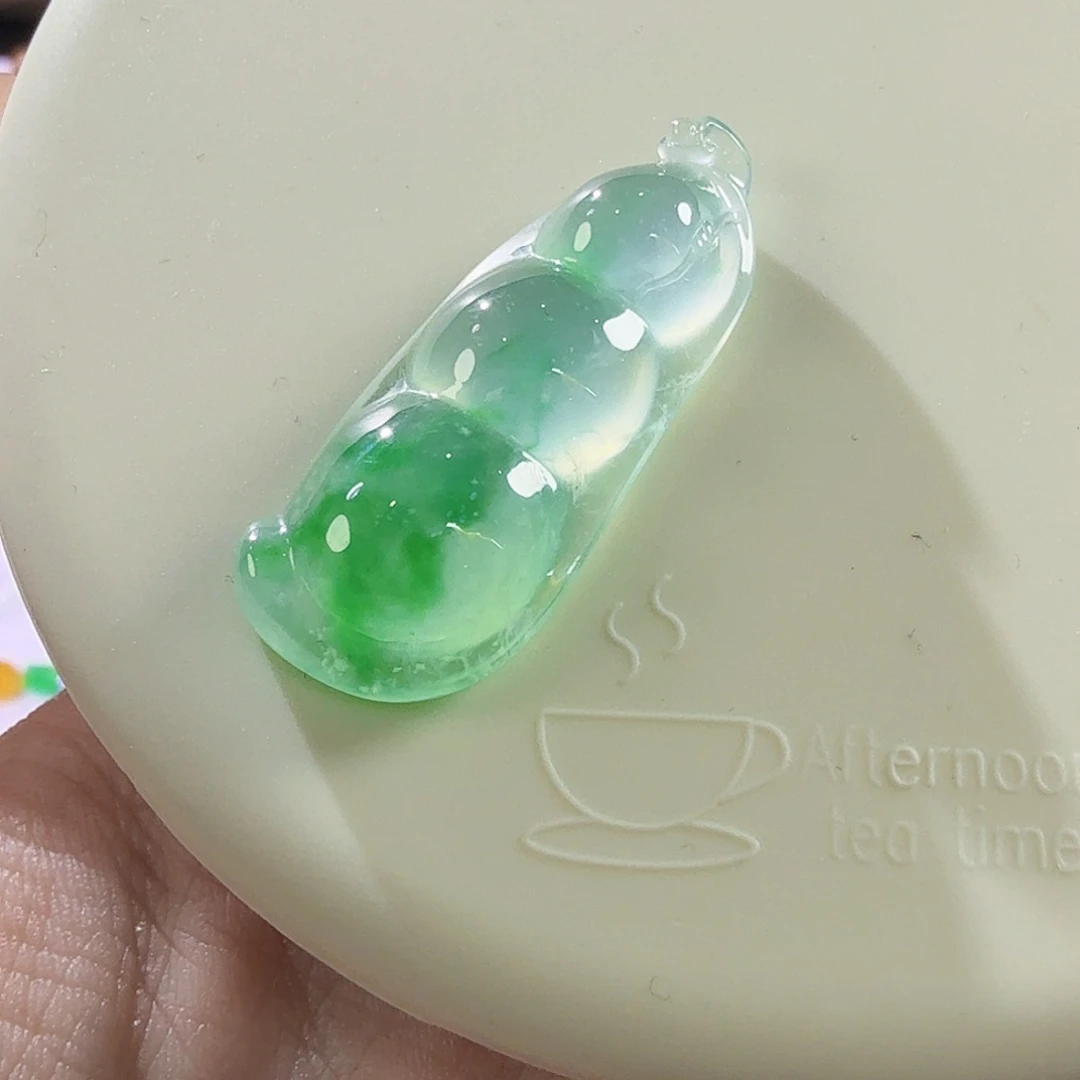 翡翠未镶嵌颈饰豆子