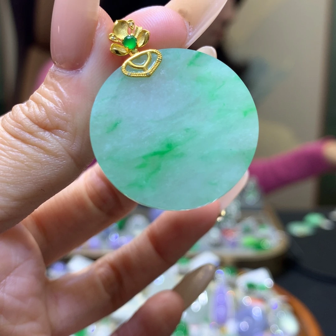 颈饰18K金镶嵌翡翠