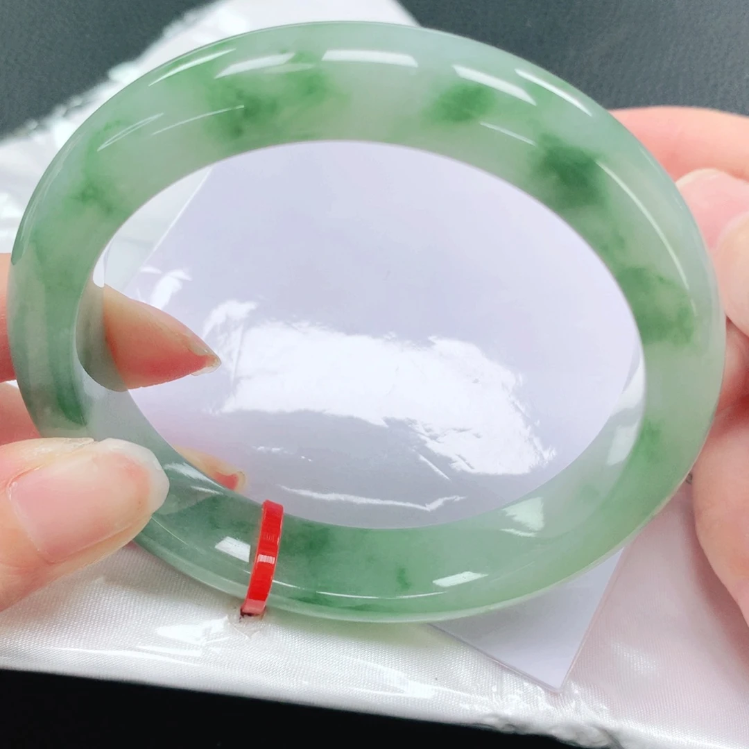 翡翠手镯未镶嵌60圈