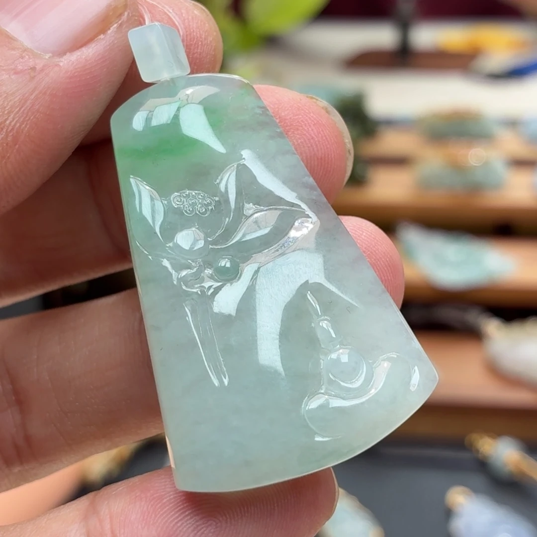 翡翠未镶嵌颈饰挂件
