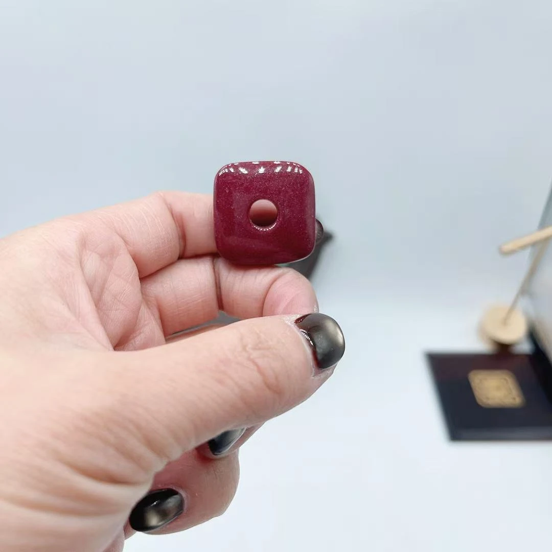 含辰砂工艺品【玉美人曌璞阁】朱砂四方扣吊坠约卡25（多样性发一）