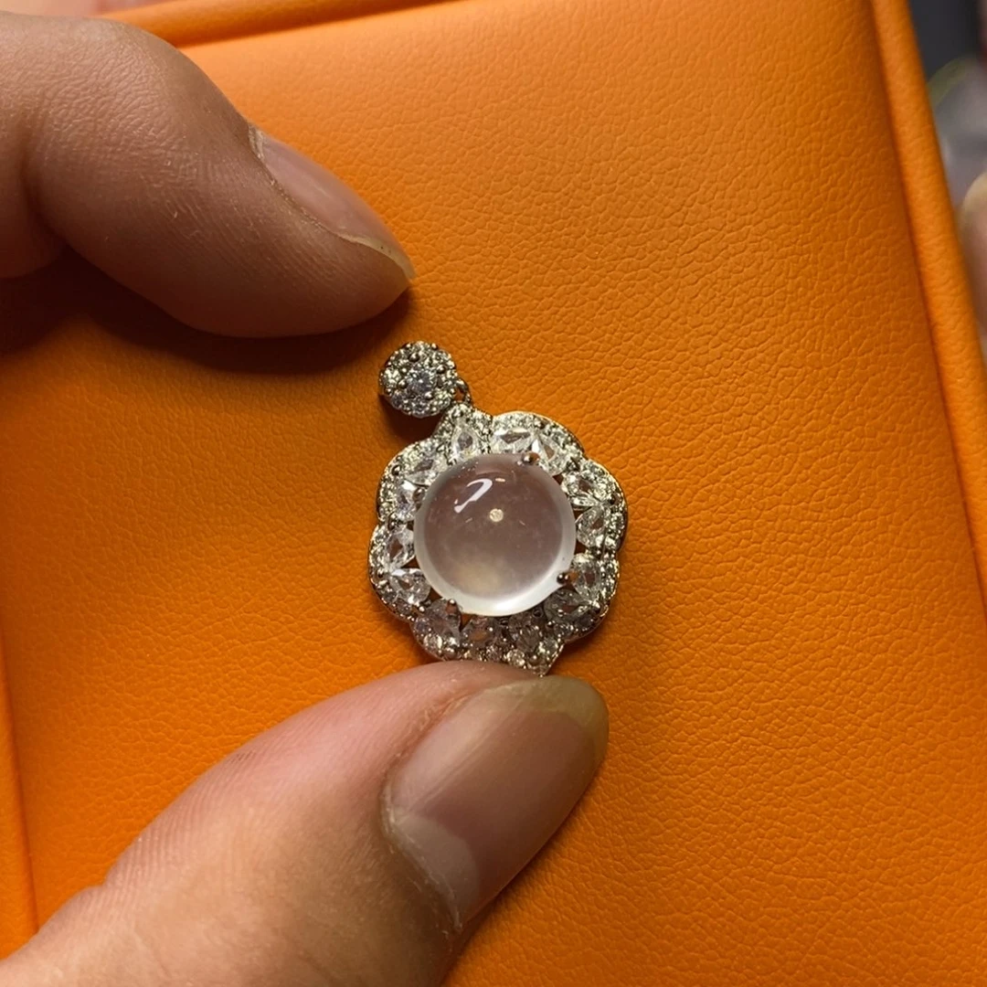 石英质玉合金吊坠