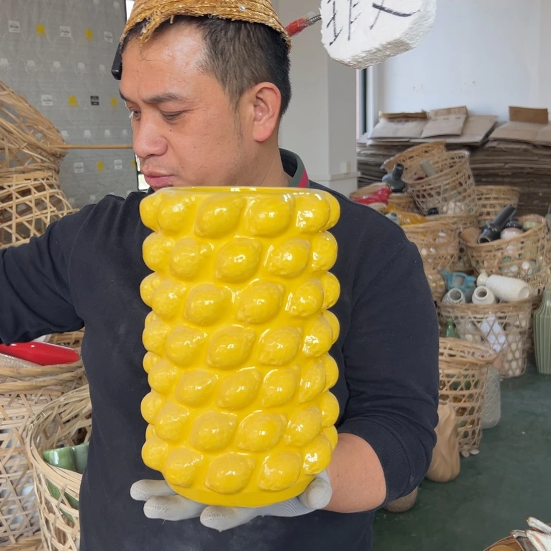 摆件169 号高中低温陶瓷瓶（部分微瑕）