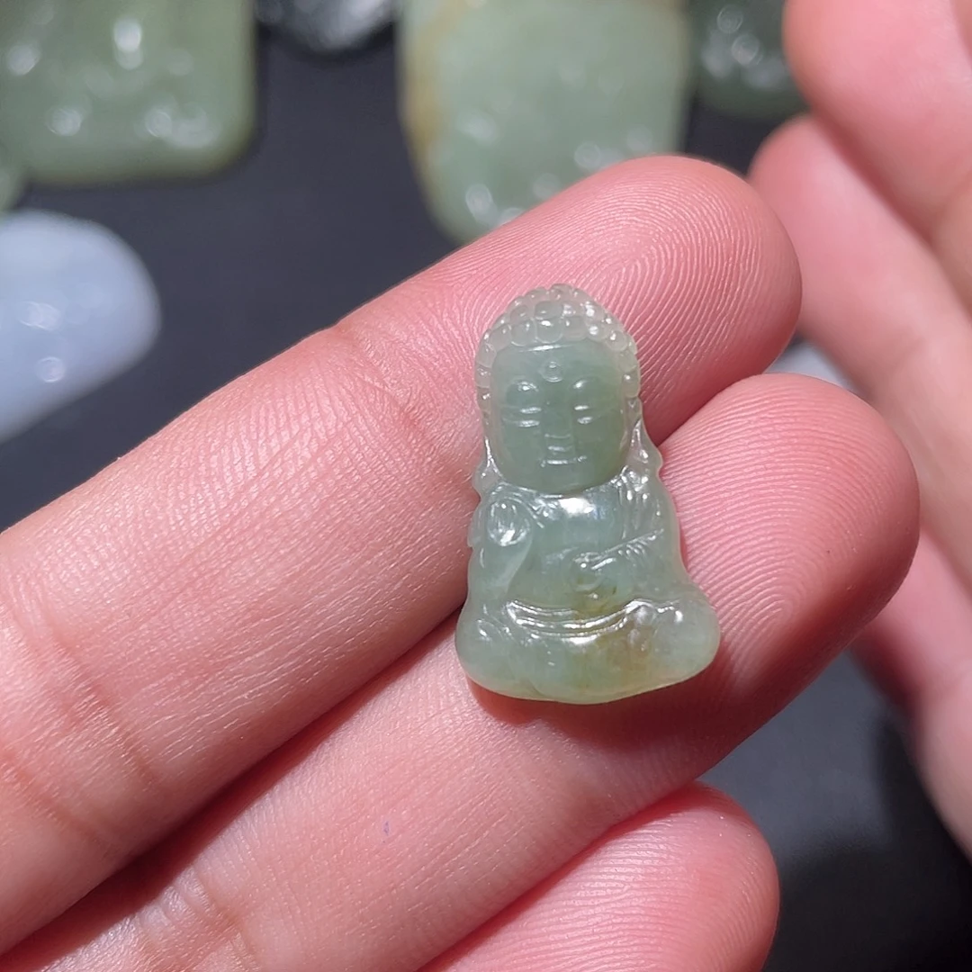 翡翠未镶嵌颈饰佛