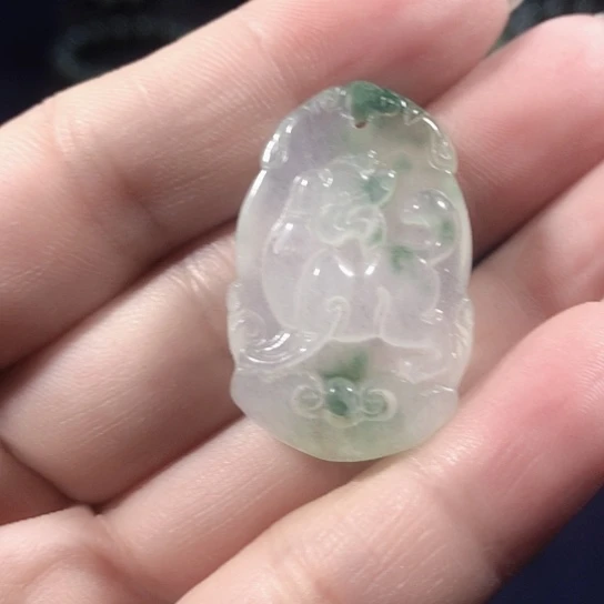 翡翠未镶嵌颈饰狗
