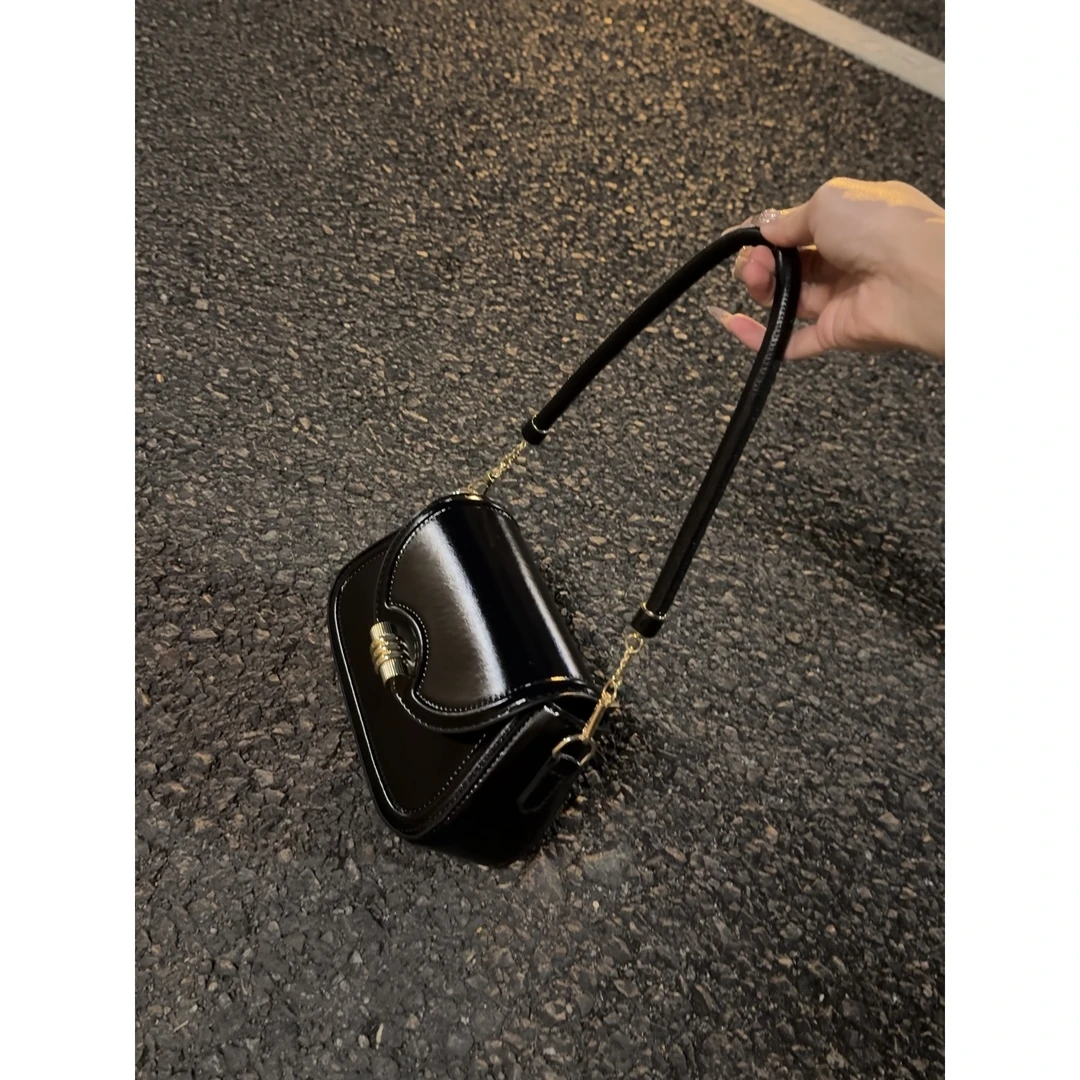 黑色复古马鞍包包女2025时尚洋气单肩腋下包通勤包休闲单肩斜挎包