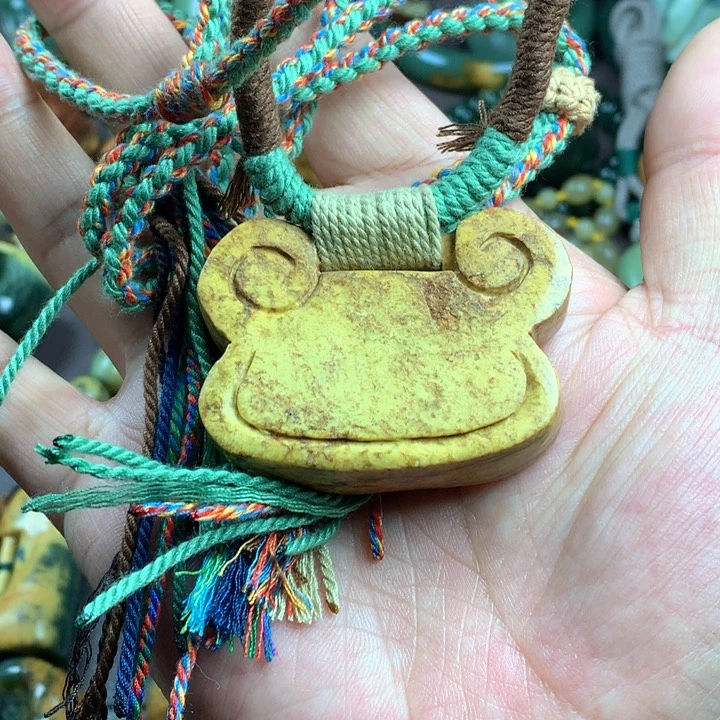 吊坠(赠链)未镶嵌岫岩河磨玉（透闪石质玉）