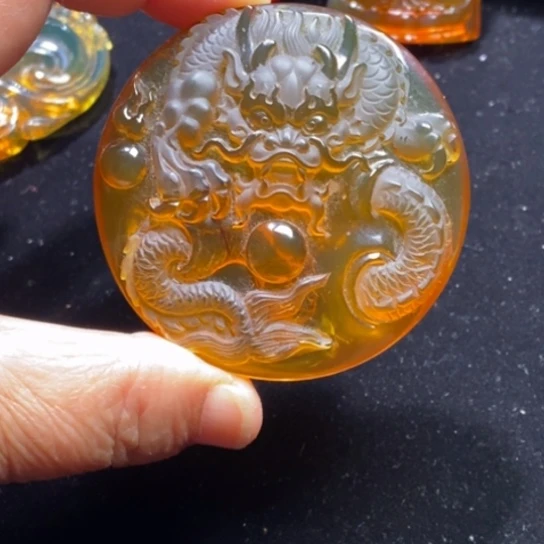 琥珀未镶嵌裸石龙牌32.8克