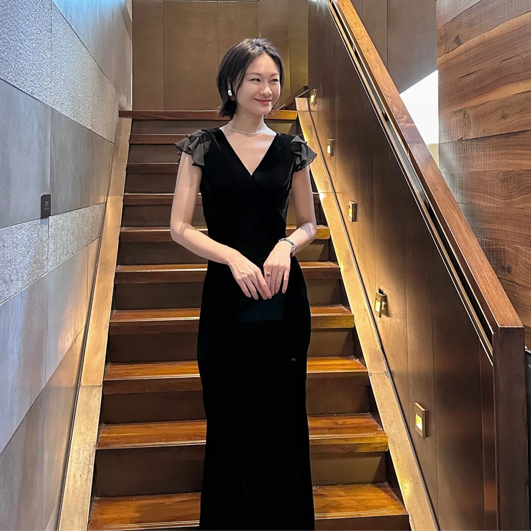 南油小雅千金风木耳边纯色V领真丝丝绒长款连衣裙简约优雅轻熟风