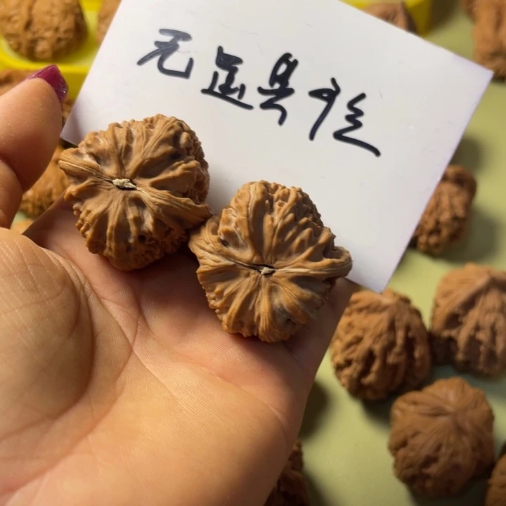 E***A手把件雕刻核桃白狮子