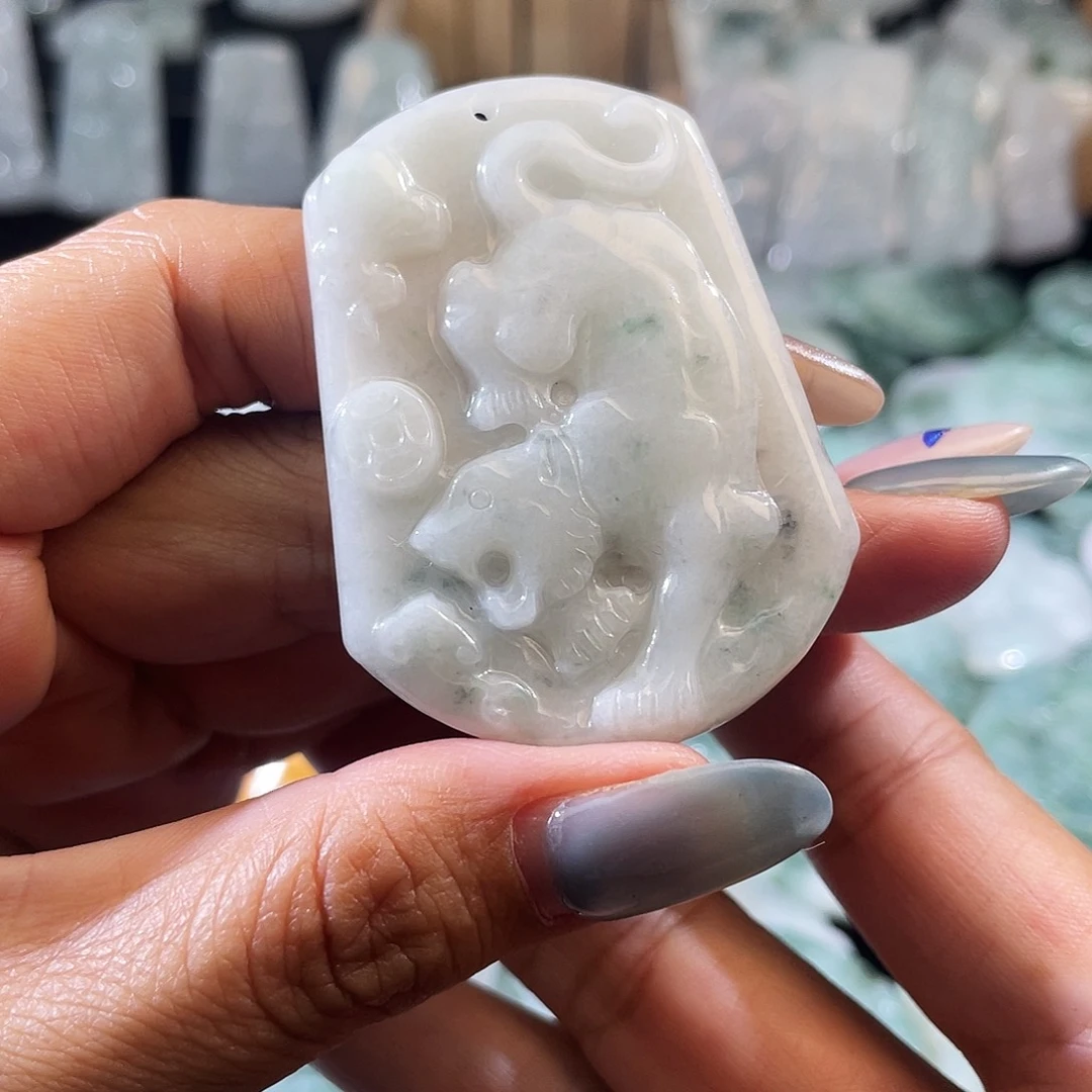 翡翠未镶嵌颈饰虎牌
