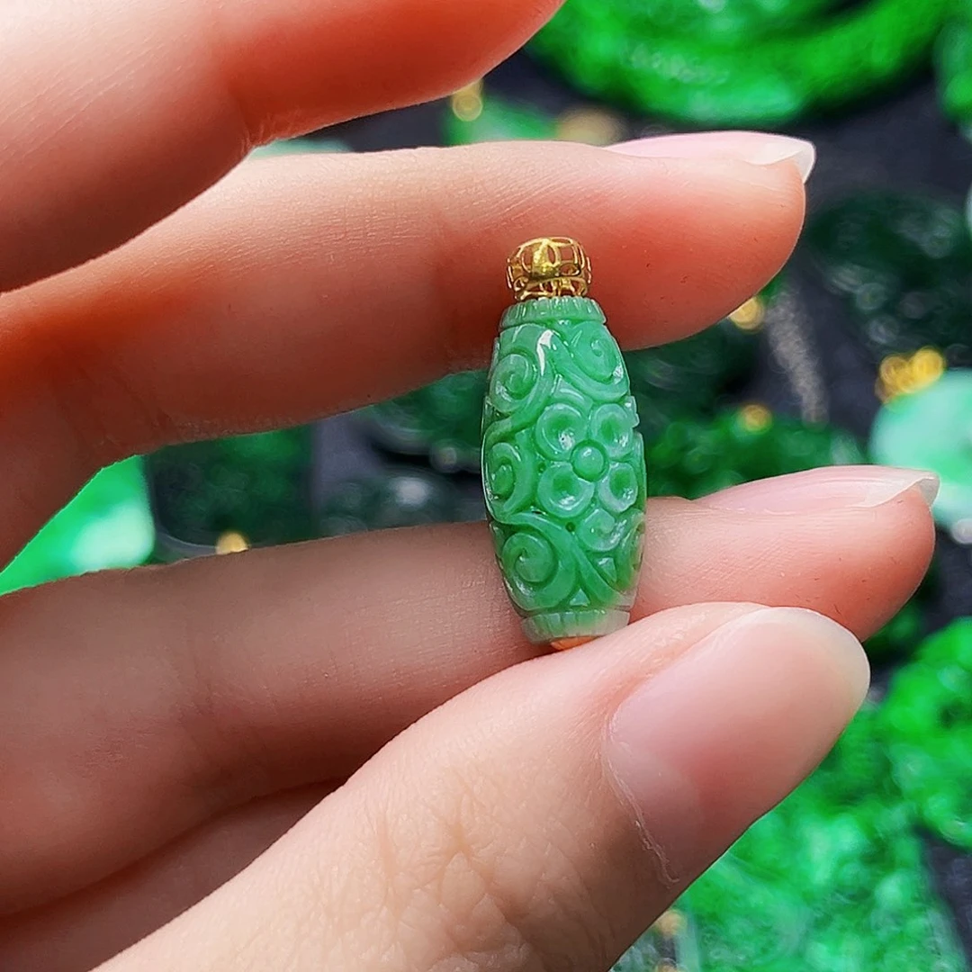 颈饰18K金镶嵌翡翠多样性