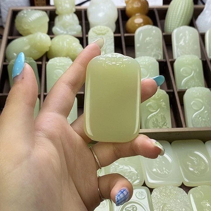 昆仑石平安无事牌