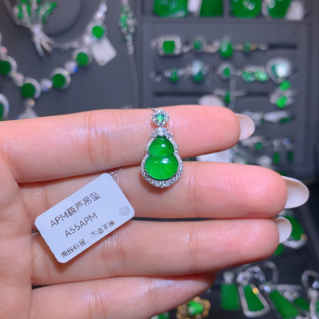 翡翠18K金镶嵌颈饰葫芦