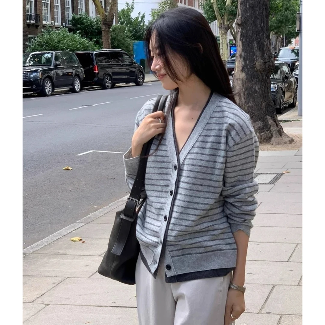 【粉风】东大门.Jimsim洋气假两件V领系扣条纹针织开衫