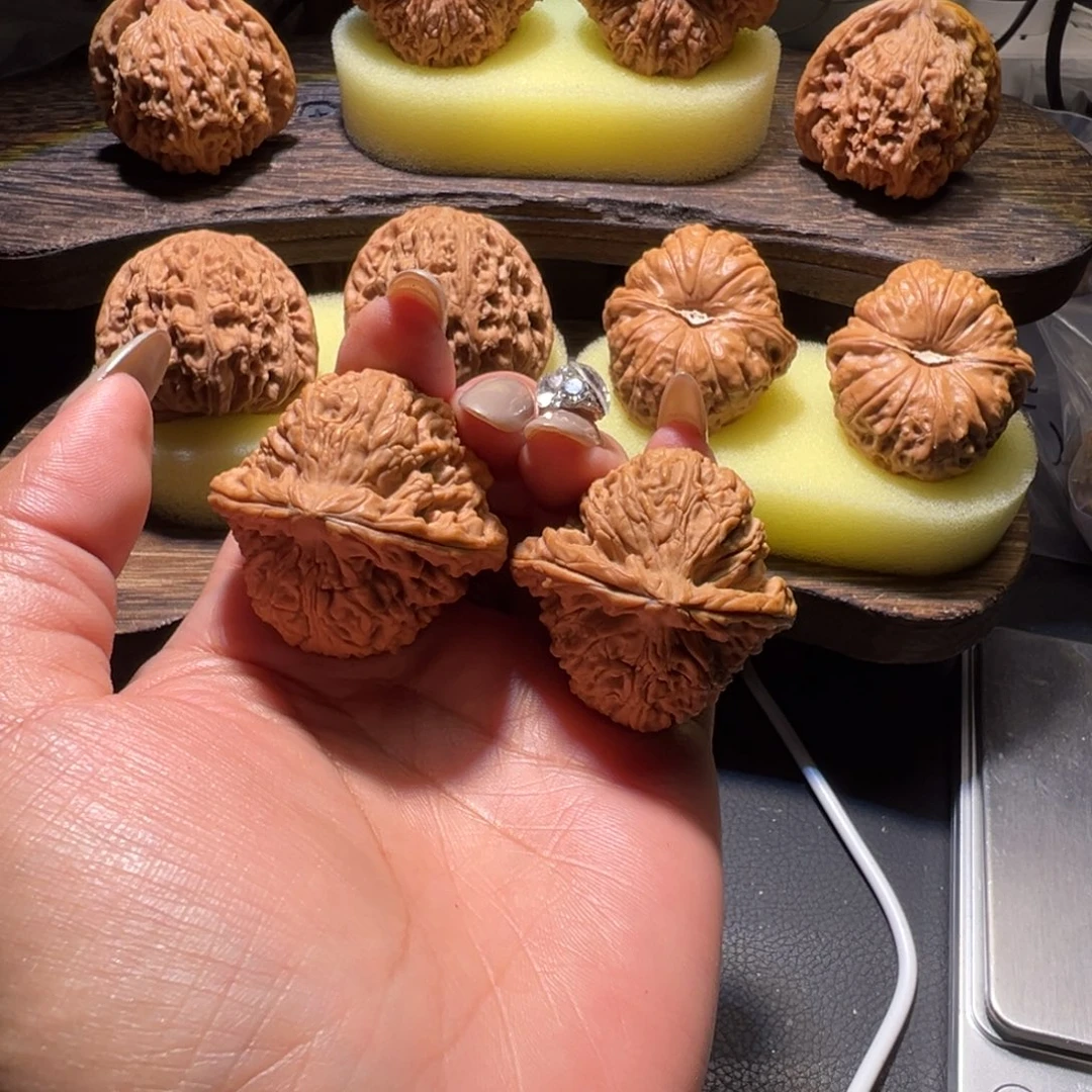 紅***芒文玩核桃吊坠南疆石39