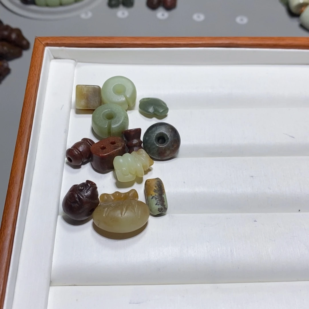 颈饰未镶嵌透闪石质玉乐*