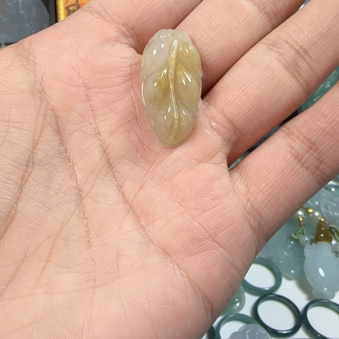 翡翠未镶嵌颈饰茶黄小叶子