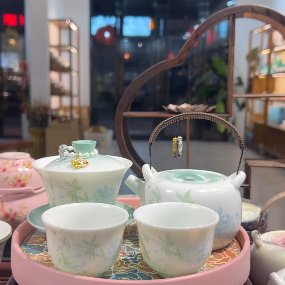 I***?三材盖碗搭链子一个提梁壶两个杯子