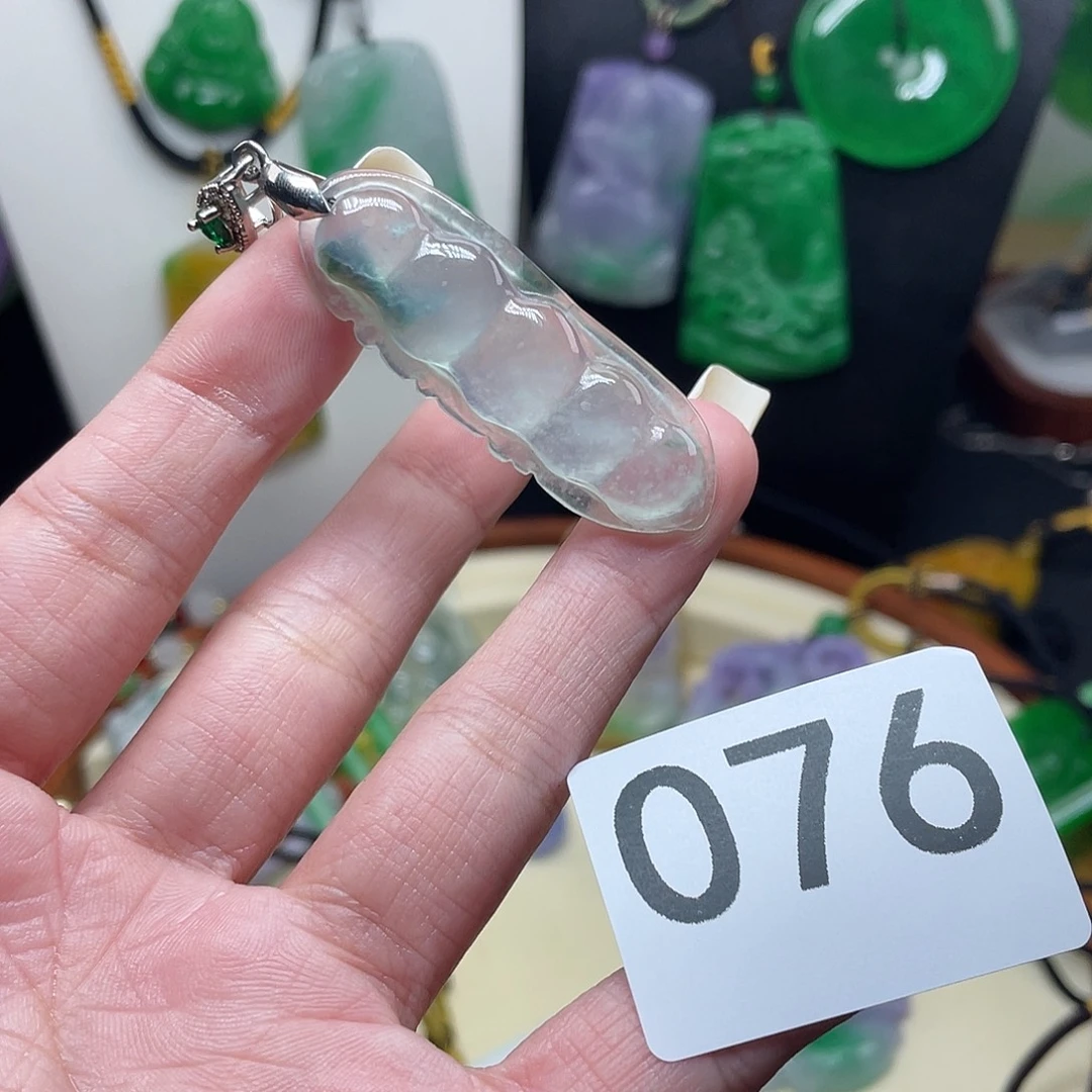 翡翠未镶嵌吊坠(赠链)