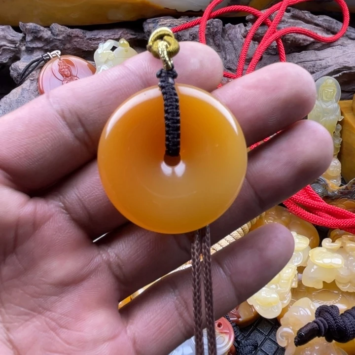 石英质玉（黄龙玉）挂件合金?*